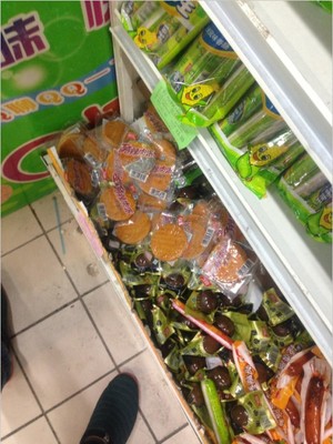 『小高事评』某超市货架惊现如此恶心密封包装食品(作呕图)